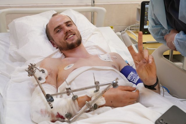 Поранений через удар по Дніпру 1 грудня Михайло. Суспільне Дніпро Кабелем перевязывал себе руку: что рассказали раненые об атаке рф на Днепр 1 декабря