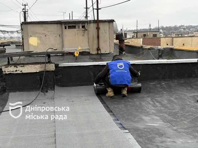 В Днепре восстанавливают дома ОСМД и ЖСК, поврежденные в результате ракетных атак