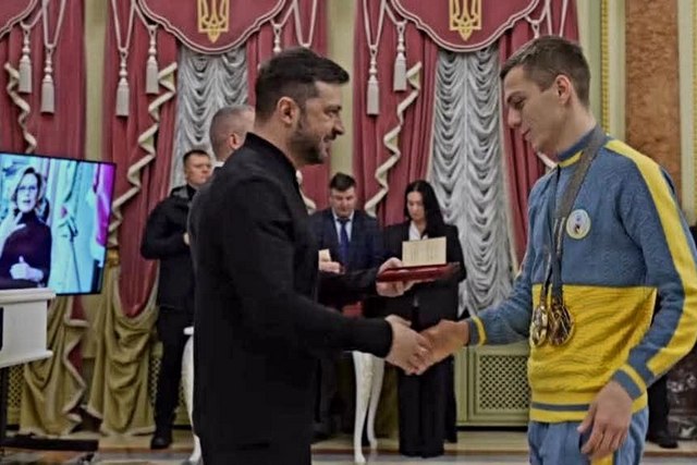 Спортсмена из Марганца, участвовавшего в Дефлимпийских играх, наградили орденом «За заслуги»