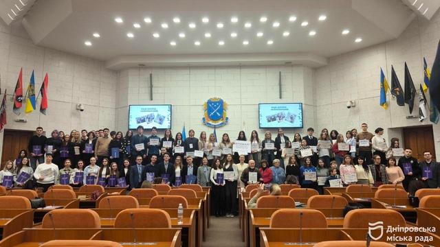 Молодежь Днепра отметили стипендиями городского головы имени Александра Поля