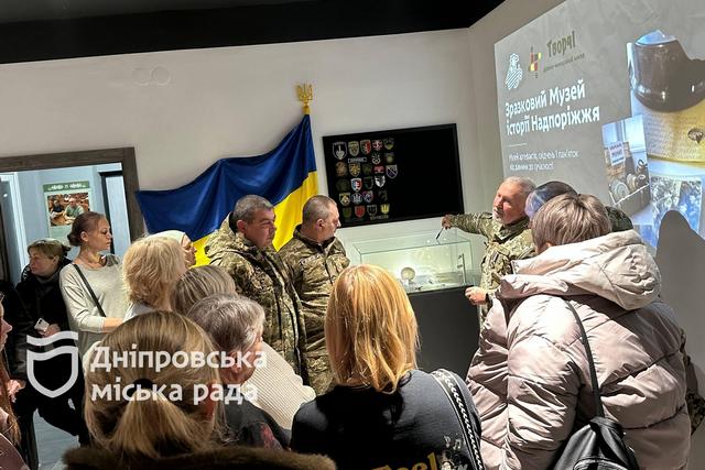 Экскурсия, арт-терапия и истории семей: в Днепре провели ветеранскую встречу ко Дню ВСУ