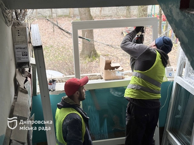 В Днепре заканчивают замену окон в жилых домах в Соборном районе, пострадавших из-за вражеских обстрелов