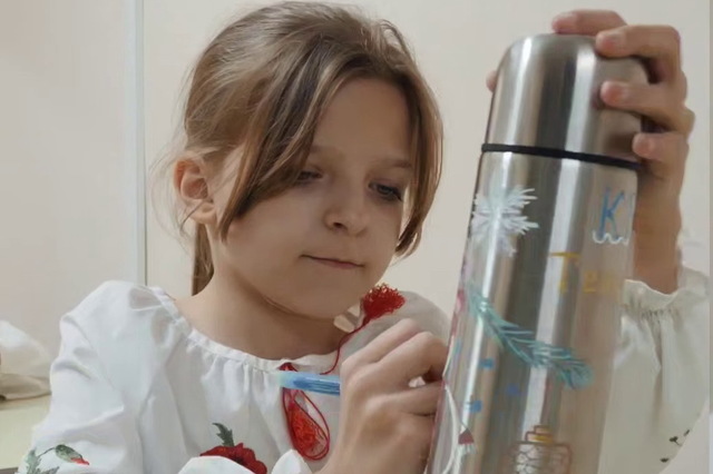 Криворожские дети распишут 3 500 термосов для Защитников и Защитниц