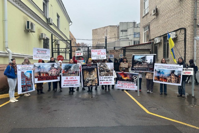 Под стенами горсовета днепряне требовали повысить финансирование Вооруженных Сил