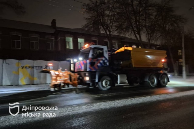 Пів тисячі комунальників і 69 одиниць техніки працювали на вулицях Дніпра після вечірнього снігопаду