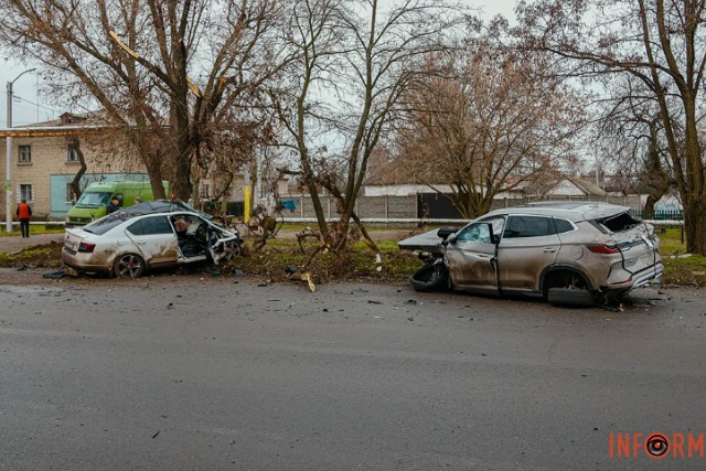 В Днепре на ж/м Северный столкнулись BYD и Skoda: последняя влетела в дерево, есть пострадавшие