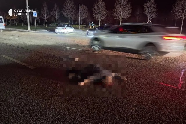 У Дніпрі біля Прибережного скверу чоловік перебігав дорогу та загинув під колесами «швидкої»