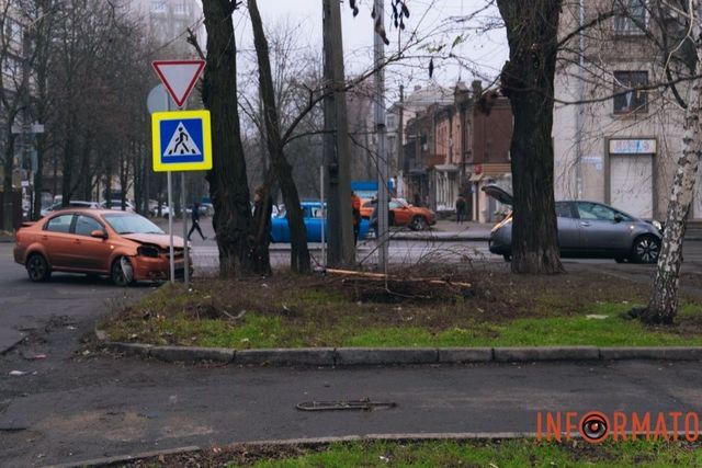 В Днепре на Писаржевского столкнулись Chevrolet и Nissan