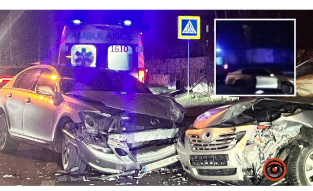 В Днепре на улице Ивана Нечуя-Левицкого столкнулись Lexus и Toyota: водительницу последней забрала «скорая»