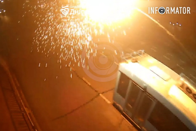 У Дніпрі через обрив дротів лівий берег застиг у заторах: відео моменту