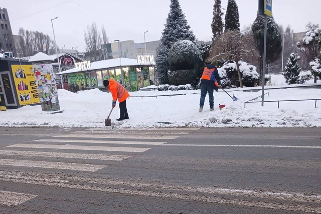 Автодороги и тротуары Днепра убирают от снега и обрабатывают противогололедными материалами