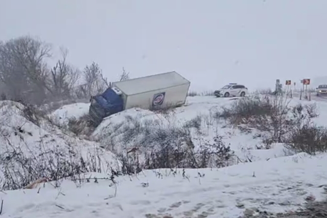 На засніженій дорозі при в’їзді у Дніпропетровську область вантажівка злетіла в кювет